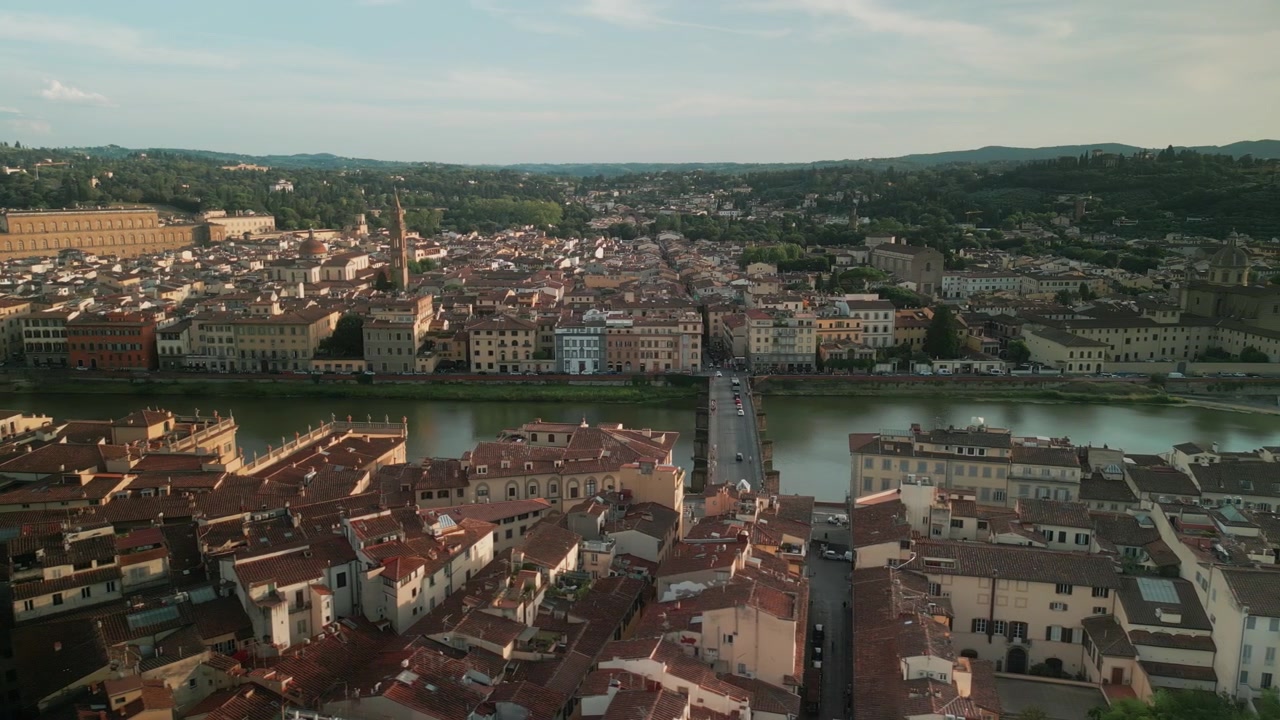 Vista aerea del paesaggio urbano di Firenze e del fiume Arno al tramonto