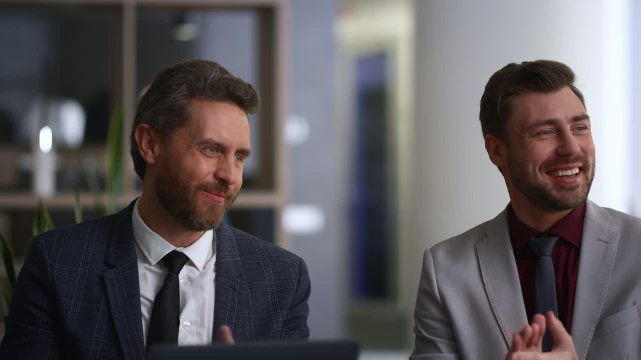 счастливая деловая команда празднует