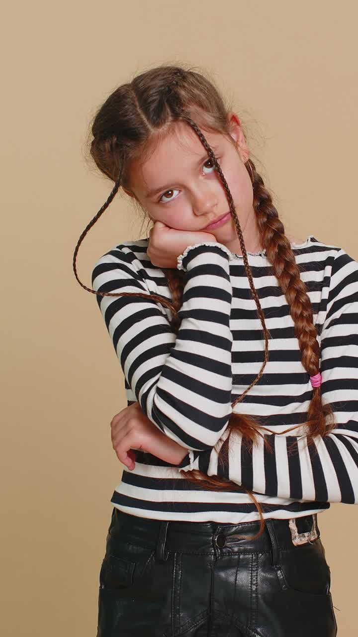 Bambina stanca espressione annoiata esausta da una storia noiosa non interessata alla conversazione di comunicazione
