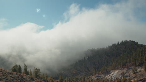 Paisaje-Con-Nubes-Descansando-Sobre-Las-Laderas-De-Las-Montañas-Tenerife