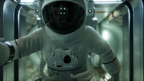 astronauta dentro de la estación espacial orbital