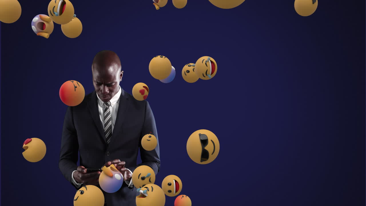 Afroamericano che usa lo smartphone con emoticon che appaiono