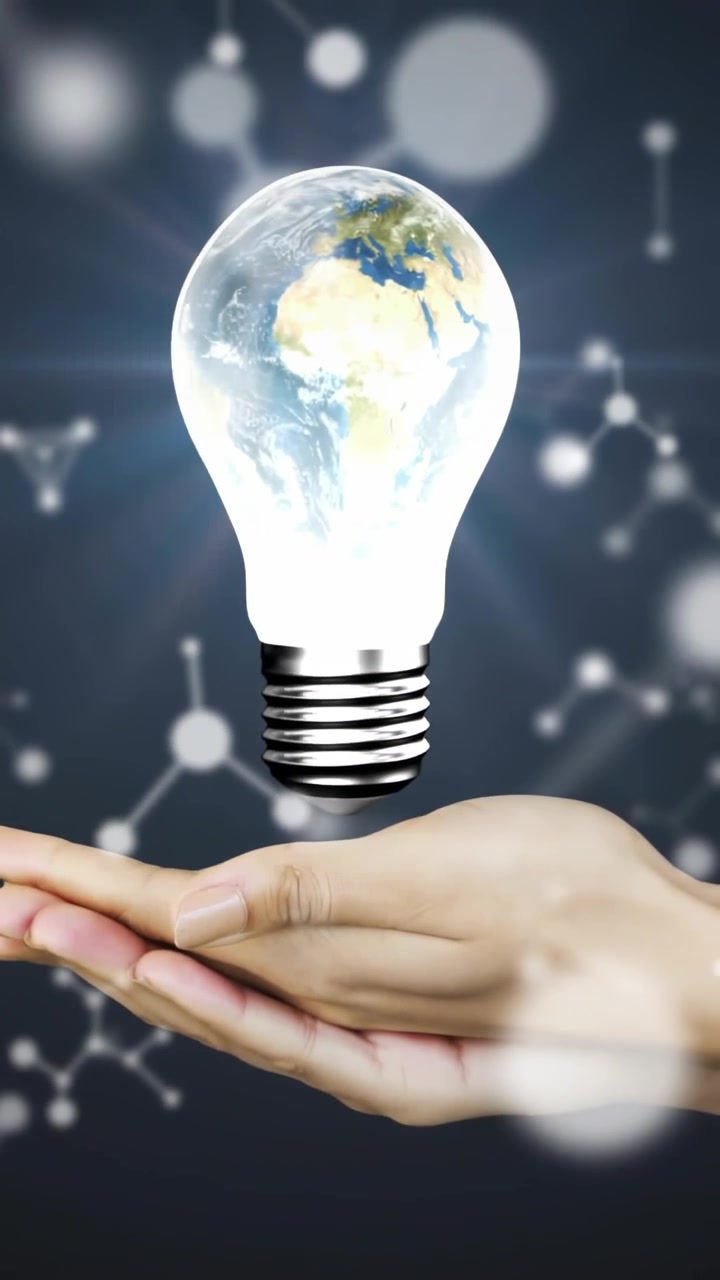 Video verticale: Mani che si alzano formando una lampadina fluttuante con la Terra che ruota sopra i palmi, per la scienza.