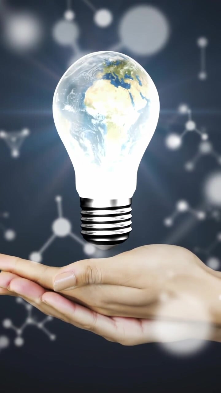 Video verticale: Mani che si alzano formando una lampadina fluttuante con la Terra che ruota sopra i palmi, per la scienza.