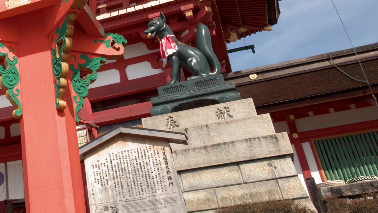Statua di volpe in pietra al Santuario Fushimi Inari a Kyoto