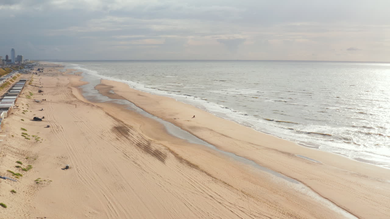 네덜란드 잔드보르트 해변의 느린 패닝 드론 샷