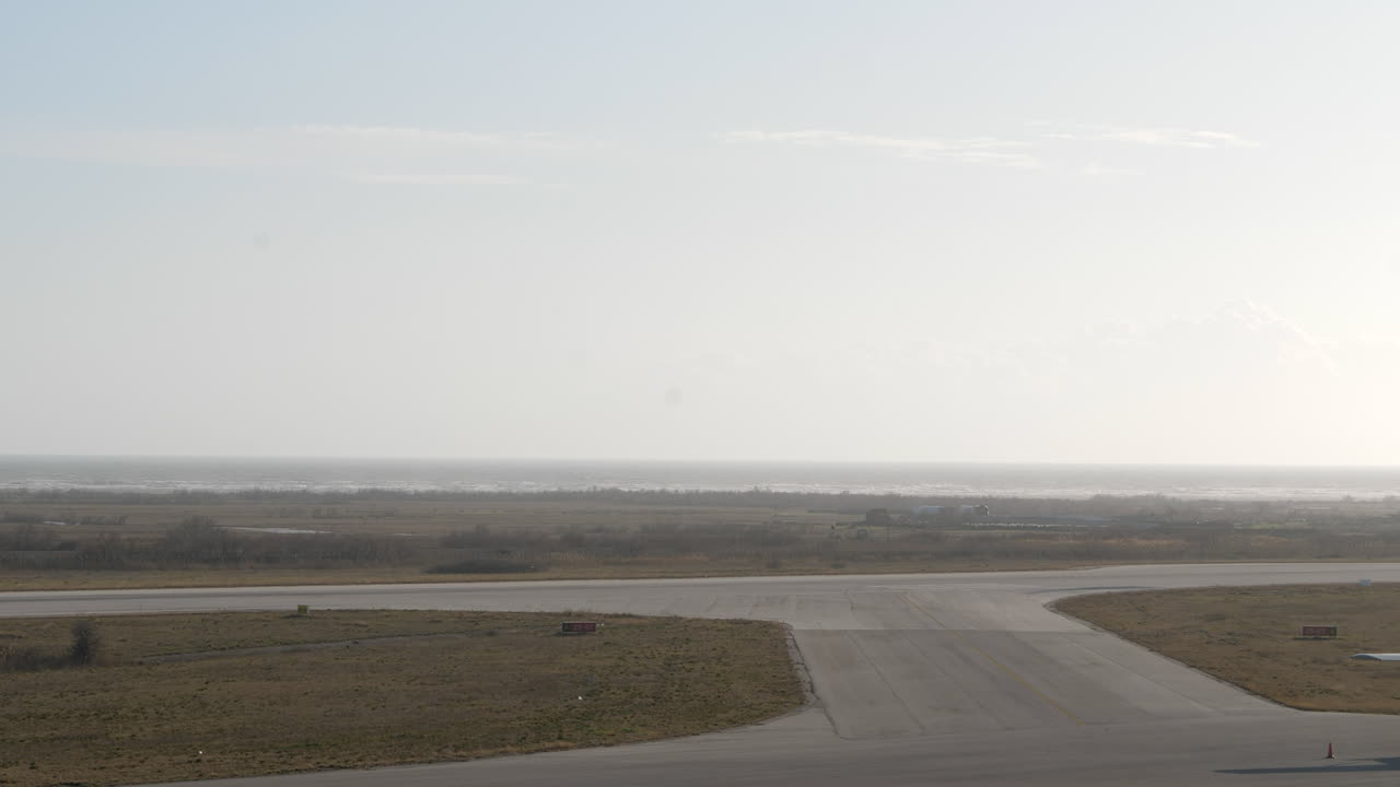 알렉산드루폴리스 공항의 밝은 날 활주로에서 이륙하는 치누크 헬리콥터의 넓은 각도