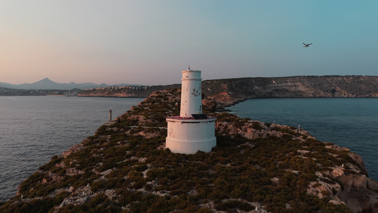 Kıyıdaki adada pitoresk deniz feneri