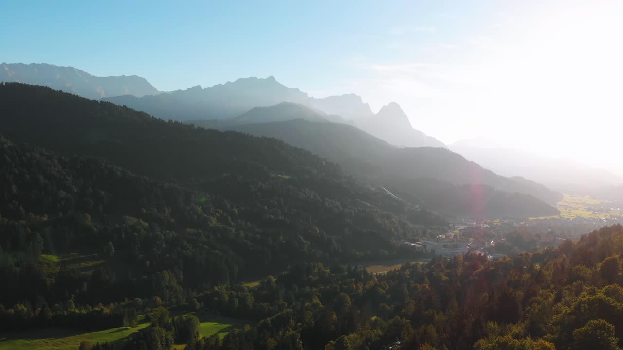 Droneopptak av den fantastiske skjønnheten i de bayerske alpene med denne samlingen av høykvalitets arkivopptak, med majestetiske fjelltopper