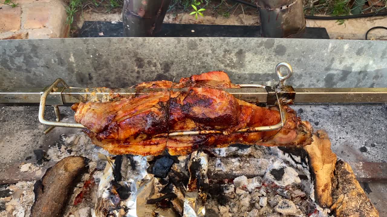 뜨거운 불, 여분의 바삭한 피부, 돼지고기 바비큐 그릴, 4k 정적 샷