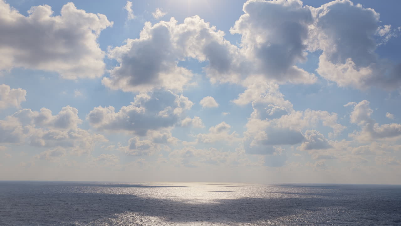 広がる地中海の海面に陽光が煌めくドローンからの空撮。