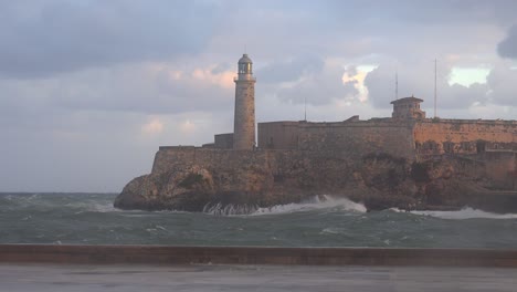 El-Castillo-Y-El-Fuerte-Del-Morro-En-La-Habana,-Cuba,-Con-Grandes-Olas-En-Primer-Plano