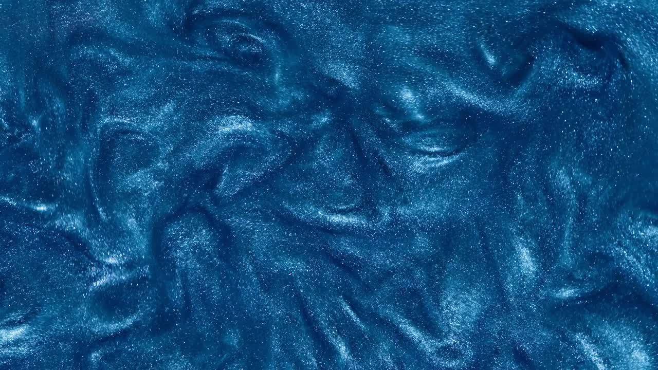 푸른 빛나는 물은 천천히 아름다운 추상적인 패턴으로 흐른다.