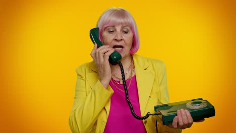anciana abuela elegante hablando en teléfono vintage con cable de los años 80, dice hola me llamas