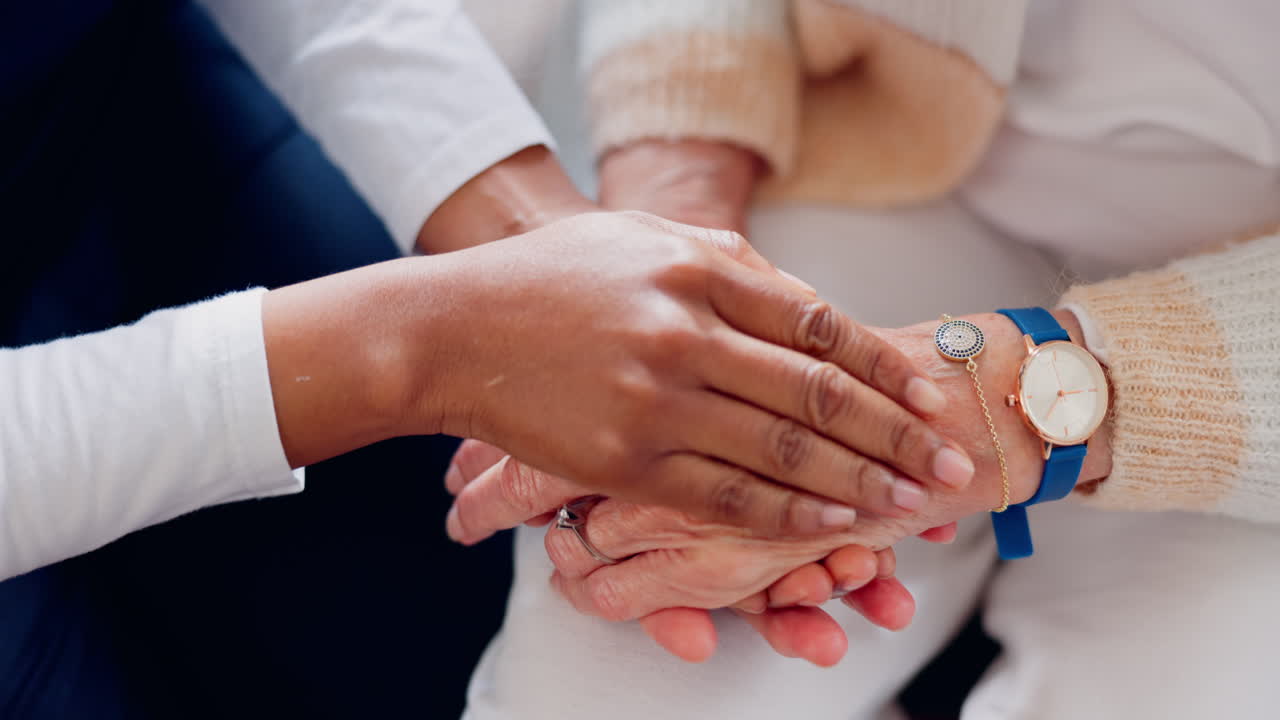 paciente de edad avanzada, tomados de la mano