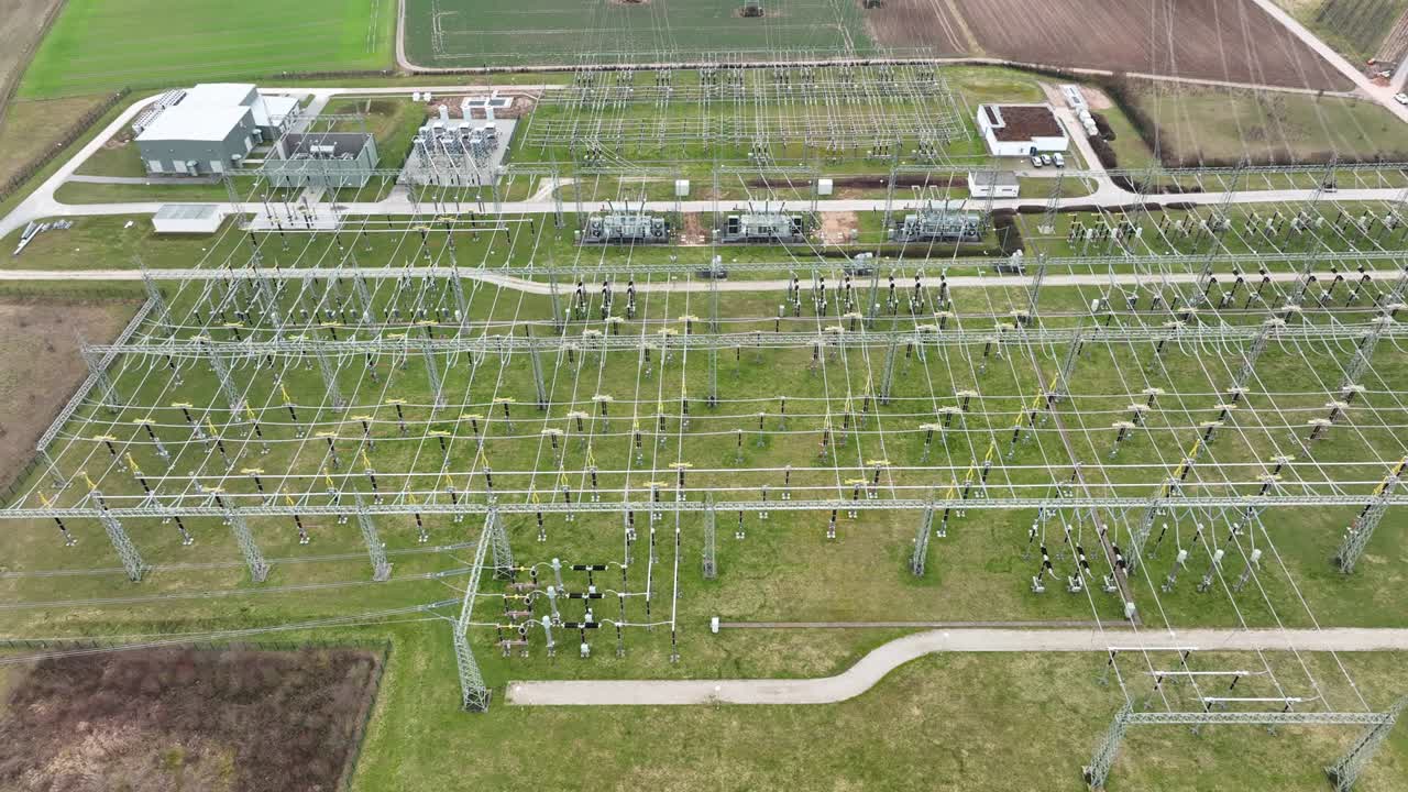 estación transformadora de alta tensión de gran tamaño - vista aérea