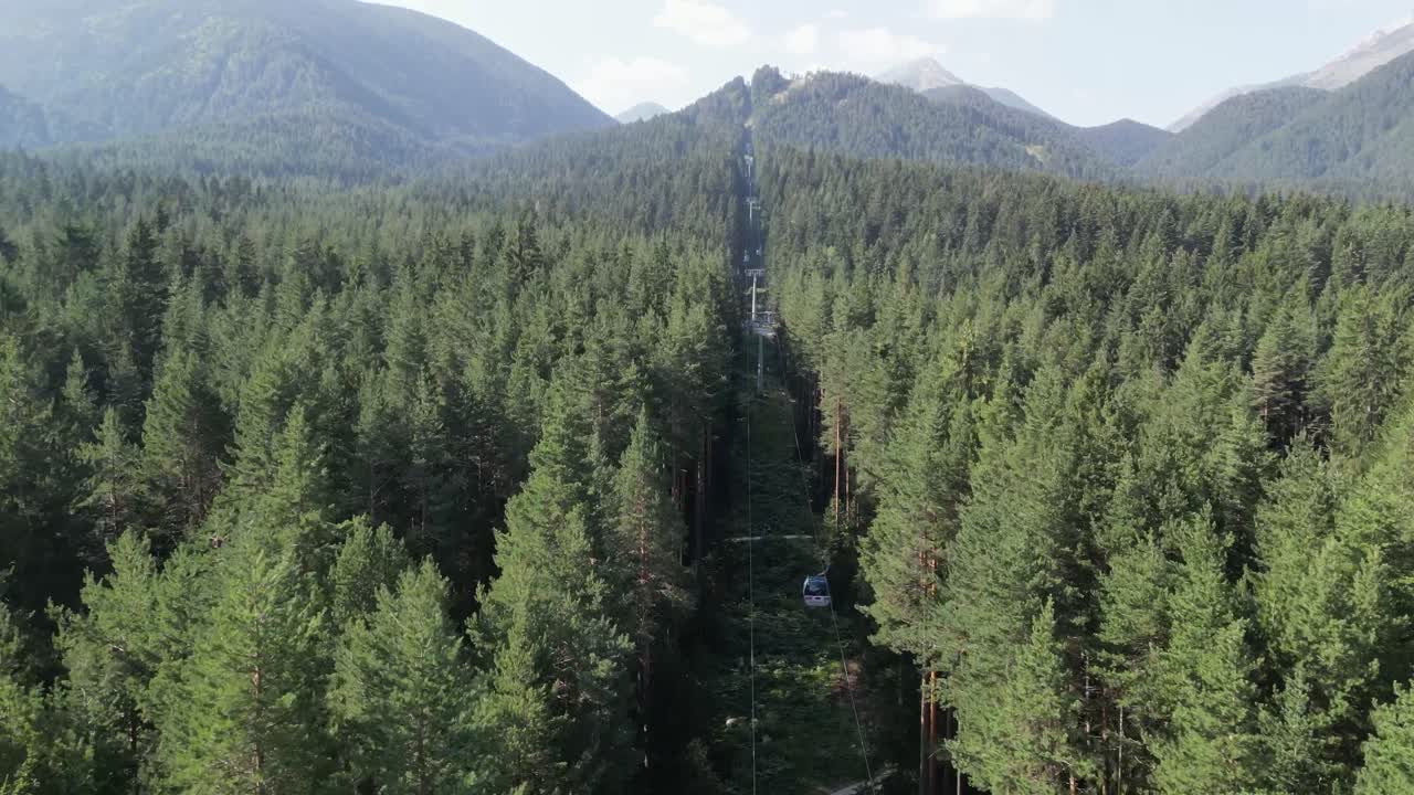 teleférico de ski en verano en bansko, bulgaria - 4k aéreo