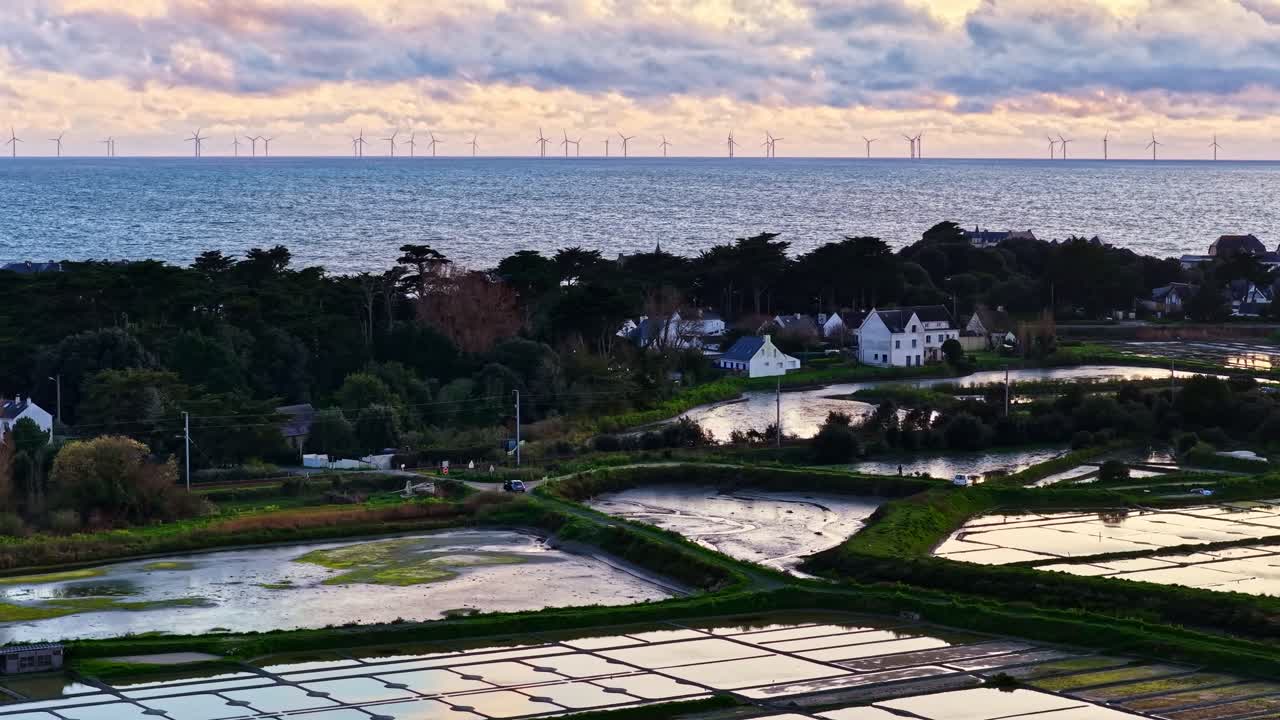 Viste aeree delle saline di Le Croisic e dei parchi eolici offshore in Francia