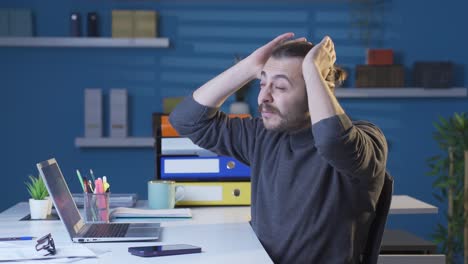 Joven-Mirando-Su-Largo-Cabello-Rubio.