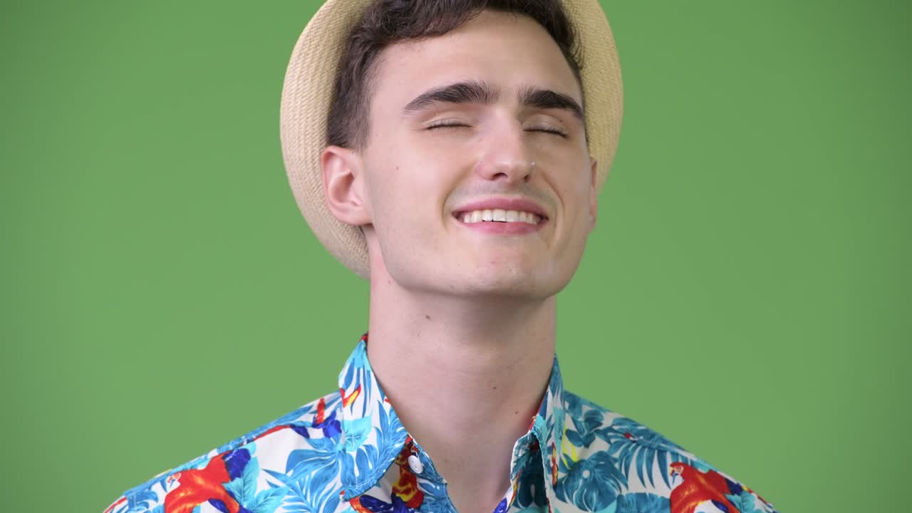 젊은 잘생긴 관광객이 휴식을 취하고 있습니다.