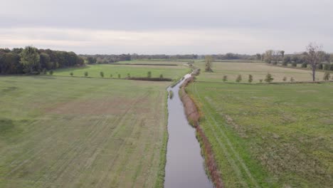 Luftaufnahme-Des-Ortes-Uetz-In-Brandenburg,-Deutschland