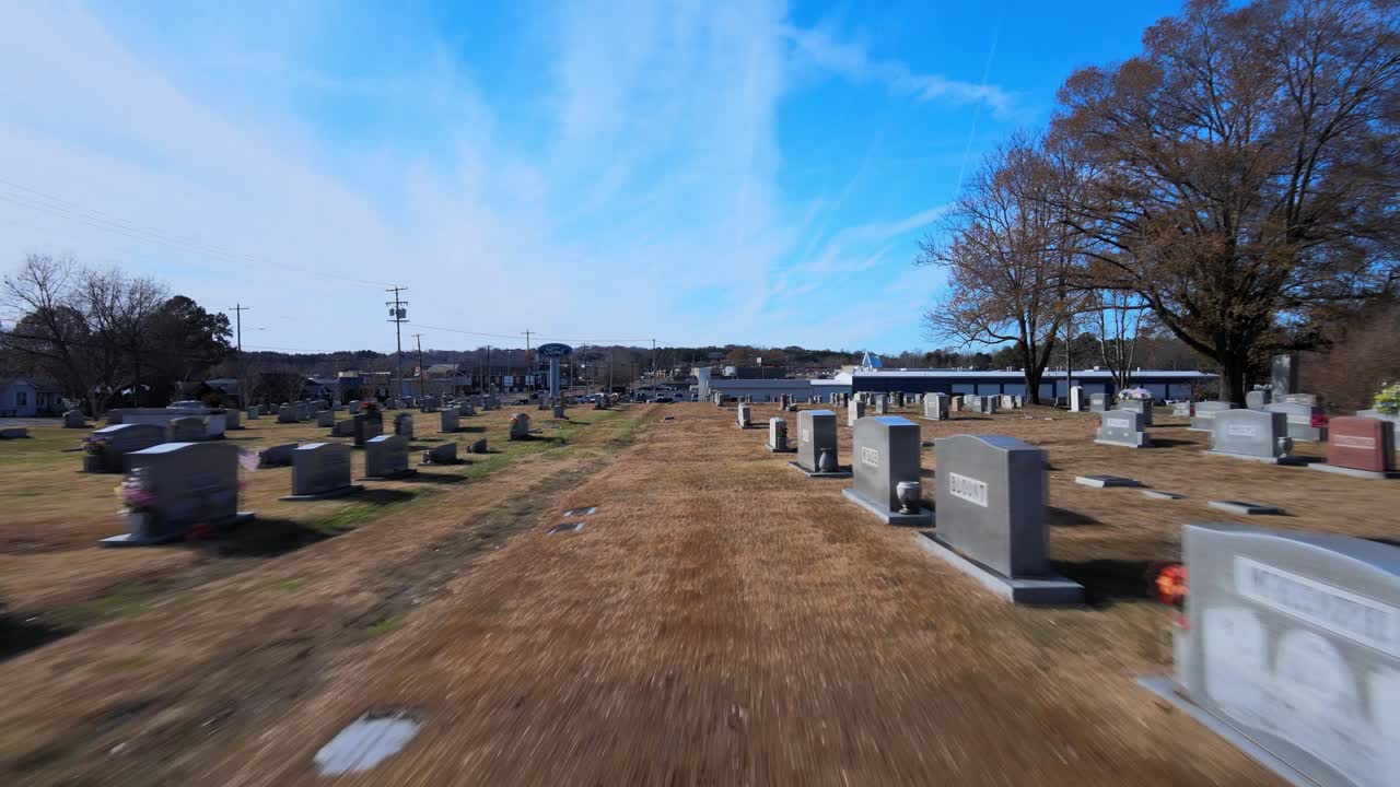 Passaggio rapido in un cimitero, volando tra le lapidi