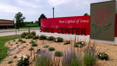 Bienvenido-Al-Centro-Estatal,-Letrero-De-Iowa-Con-Video-De-Cardán-Panorámico-De-Izquierda-A-Derecha