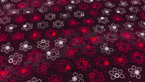 patrón geométrico abstracto con círculos y acentos rojos