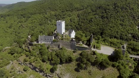 Vuelo-De-Drones-Alrededor-Del-Castillo-Medieval-En-Un-Bosque-En-Una-Montaña-En-Un-Río