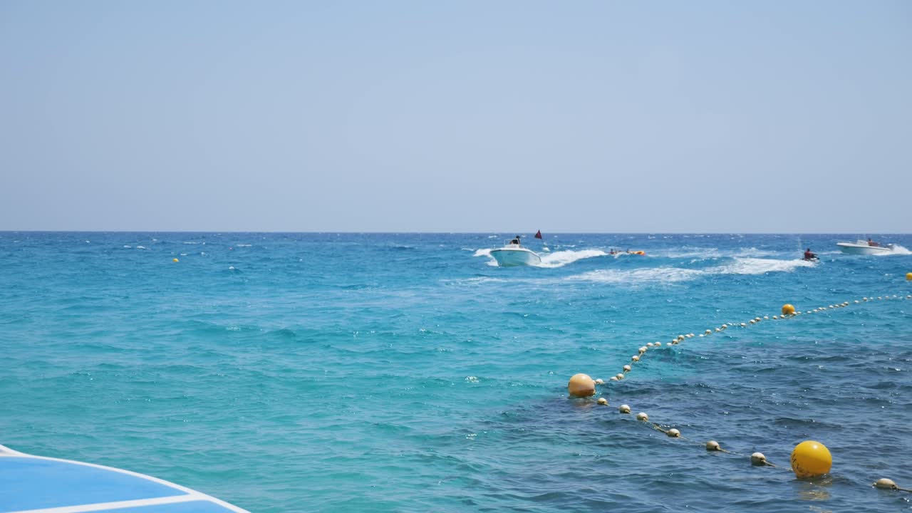 바다에서 바쁜 열대 휴가의 날