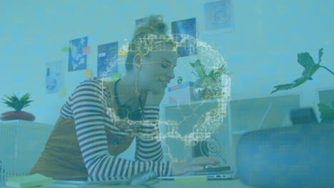 animación del cerebro humano sobre una mujer de negocios usando una computadora portátil