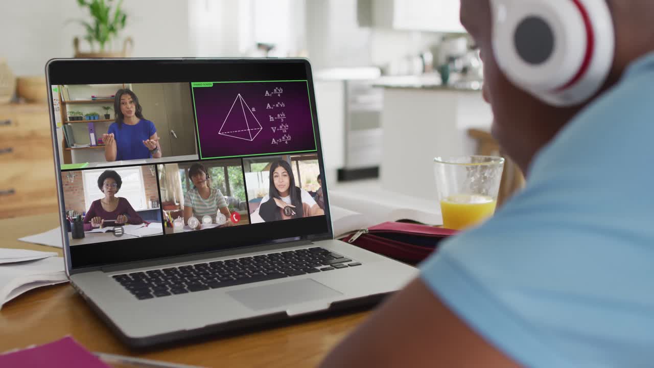 animación de un niño afroamericano con auriculares que tiene lecciones en línea en una computadora portátil en casa