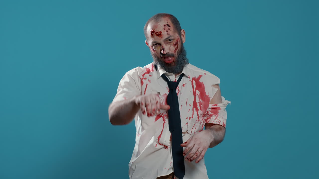 Orribile zombie spettrale e insensato che fa il segno del pollice verso mentre si trova su uno sfondo blu