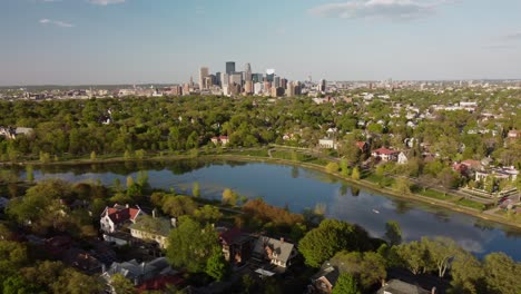 Drone-Sobre-El-Lago-De-Las-Islas-Mirando-Hacia-Minneapolis-En-Una-Tarde-De-Verano-4k