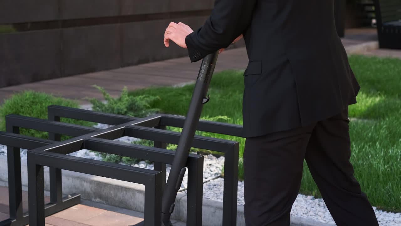 야외에서 고 있는 사업가