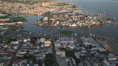 paisaje aéreo de la ciudad de manaus, estado del amazonas, brasil, con la selva amazónica y el río amazonas