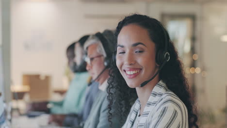 cara del centro de llamadas, equipo y feliz mujer de negocios