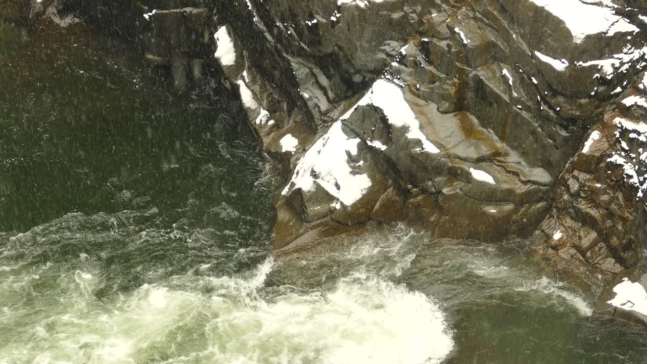 강설 중 눈 덮힌 절벽에 부글부글 끓는 강물 충돌