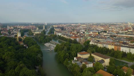 Toma-Aérea-De-Establecimiento-Sobre-El-Río-Isar-Revela-La-Ciudad-De-Munich-En-Segundo-Plano.