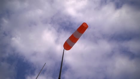 windsock kołyszący się z wiatrem w lekko wietrzny dzień