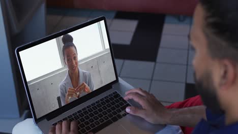 Afroamerikanischer-Geschäftsmann,-Der-Einen-Laptop-Nutzt-Und-Einen-Videoanruf-Mit-Einer-Kollegin-Führt