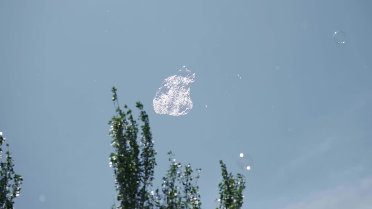 공중에 날아다니는 거품과 함께 이해할 수 없는 화학적 거품과 물질