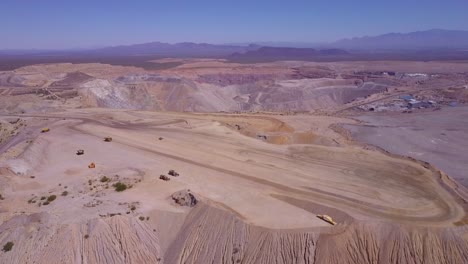 Una-Antena-Sobre-Una-Vasta-Mina-A-Cielo-Abierto-En-El-Desierto-De-Arizona-2