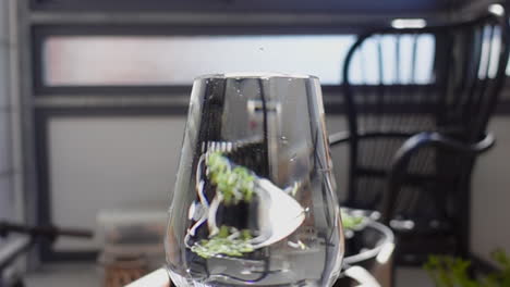 gotas de agua sobre vasos de vidrio transparentes llenos con reflejo