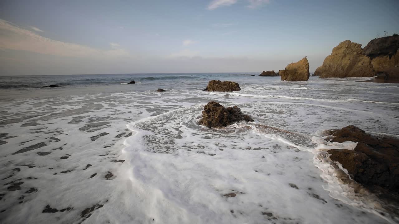 прилив с белой водой на пляже