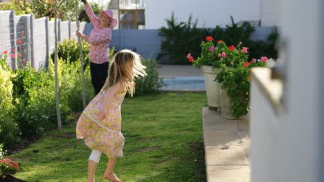 Niña-Jugando-En-El-Jardín-4k