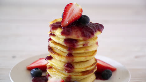 panqueque con fresas y arándanos