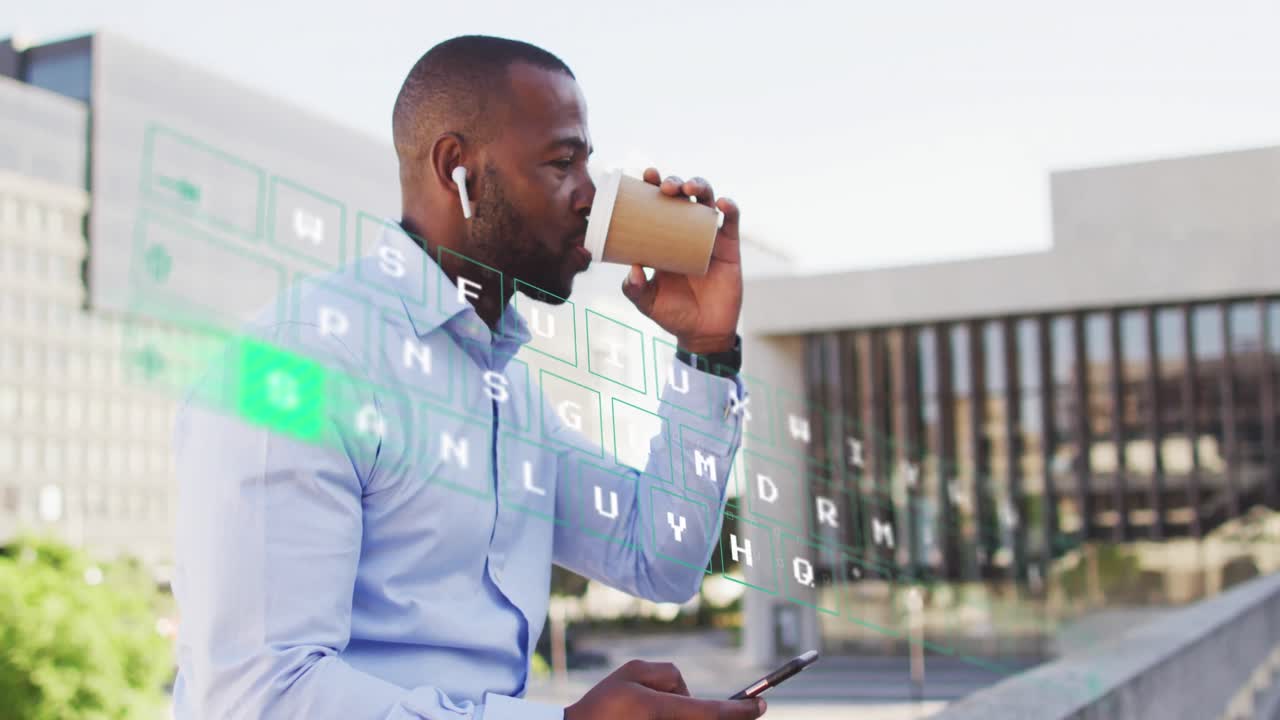 Animazione dell'elaborazione dati su uomo d'affari afroamericano che usa lo smartphone e beve caffè