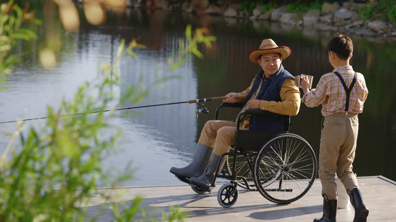 아버지 와 아들 이 함께  ⁇ 시 를 하고 있다