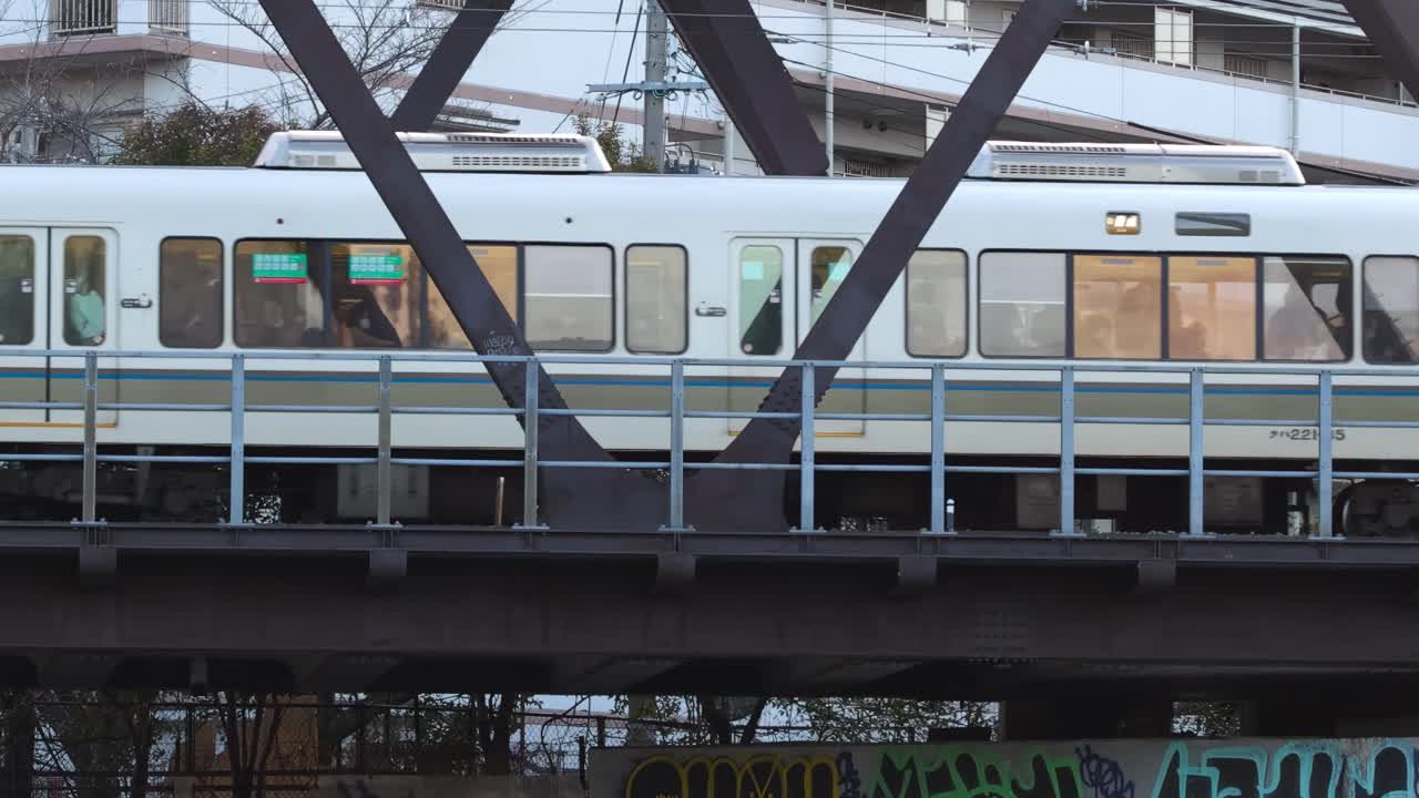 열차가 도시 그래피티가 있는 다리를 지나간다.